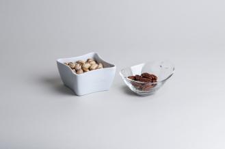 Misky s ořechy a pískováním